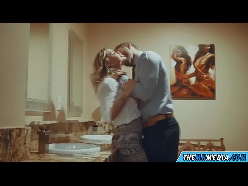 ❤️ Коли грудаста блондинка спокушає вас у громадському туалеті ☑ Порно у нас